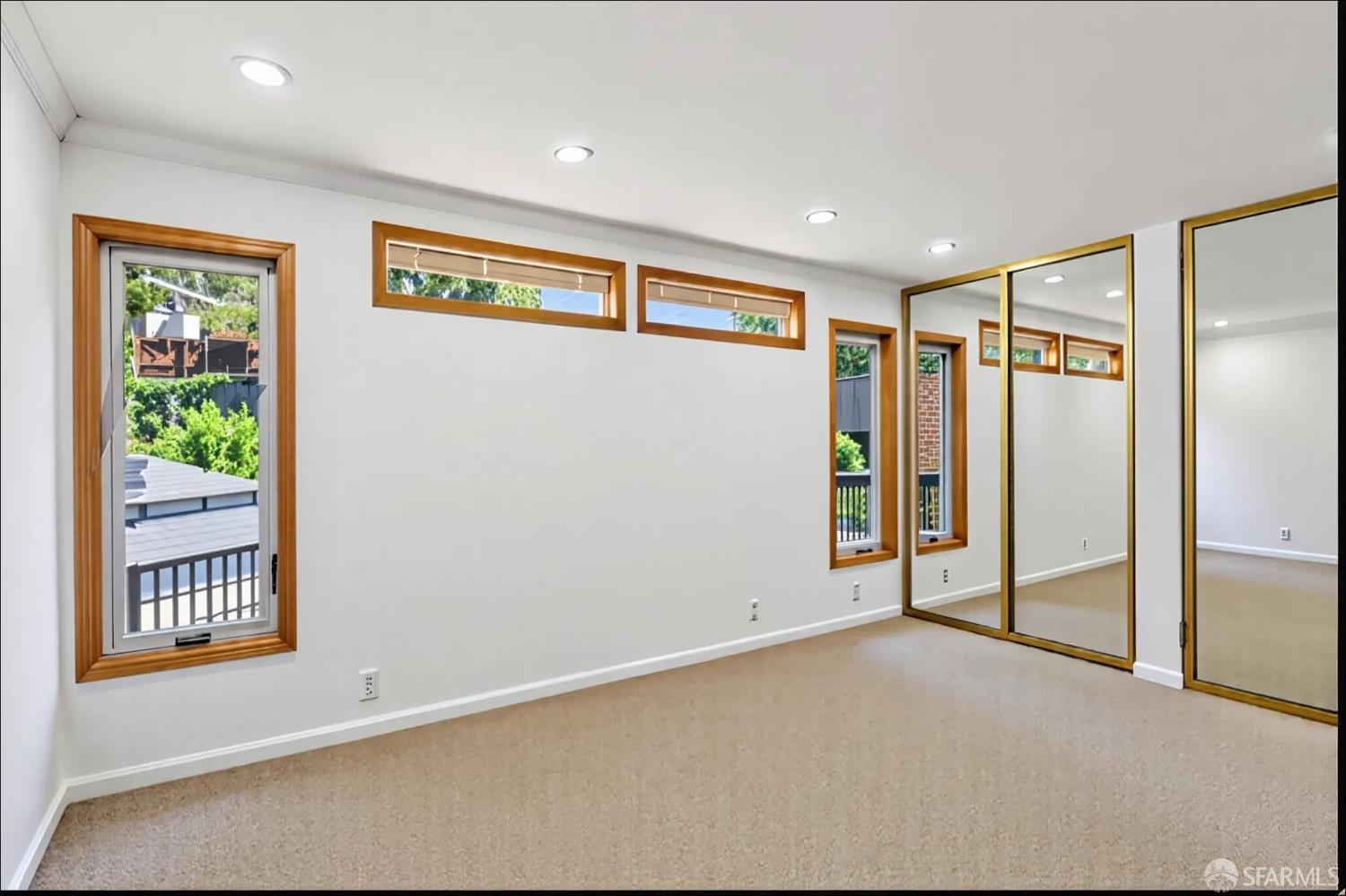 Detail Gallery Image 7 of 15 For 19 Elk Ct, Pacifica,  CA 94044 - 4 Beds | 3 Baths