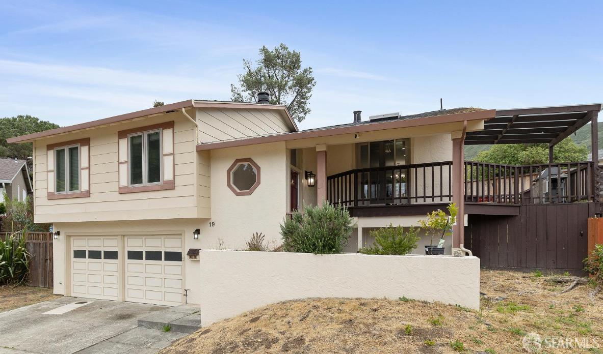 Detail Gallery Image 2 of 15 For 19 Elk Ct, Pacifica,  CA 94044 - 4 Beds | 3 Baths