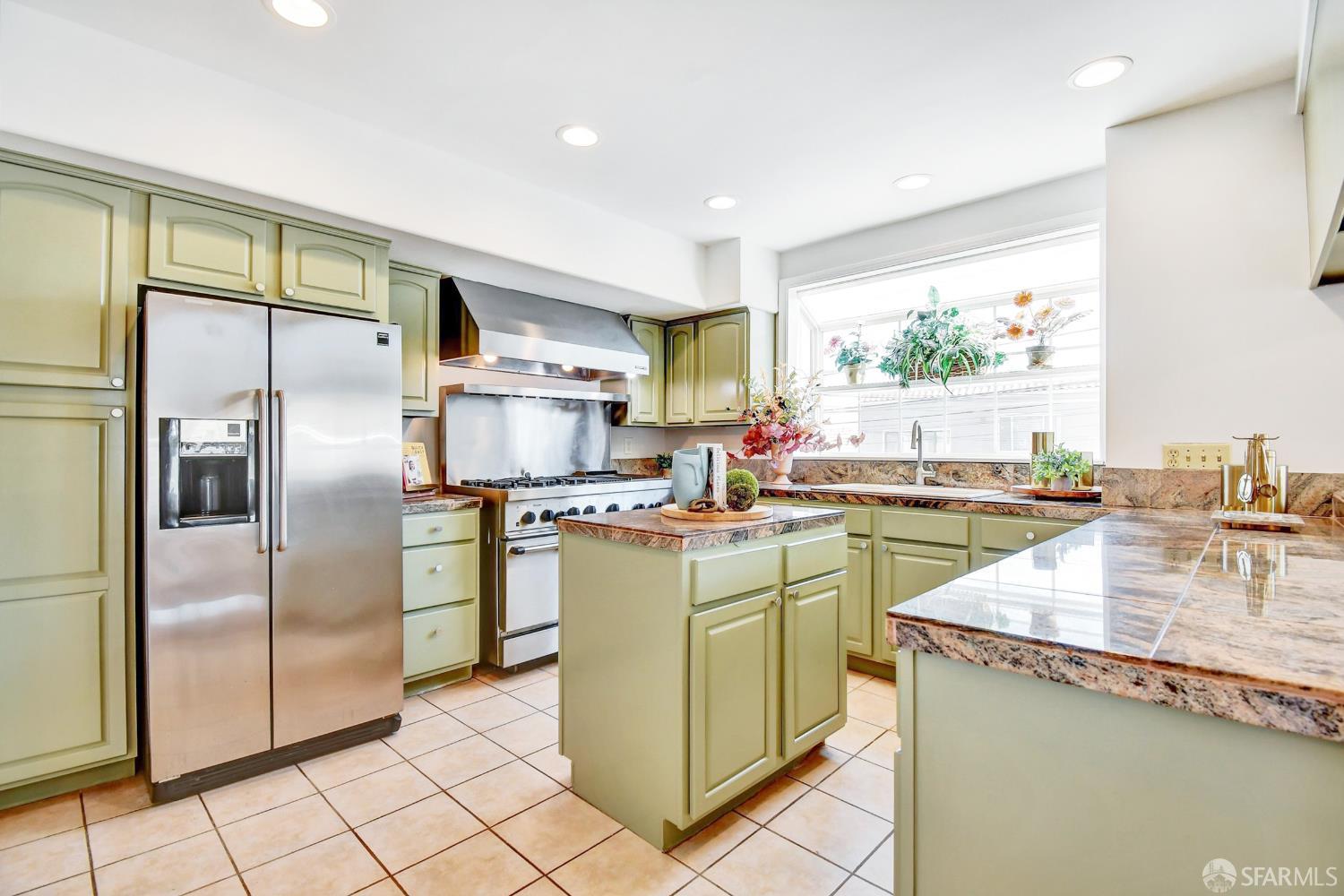 Detail Gallery Image 15 of 60 For 900 Huron Ave, San Francisco,  CA 94112 - 4 Beds | 3 Baths