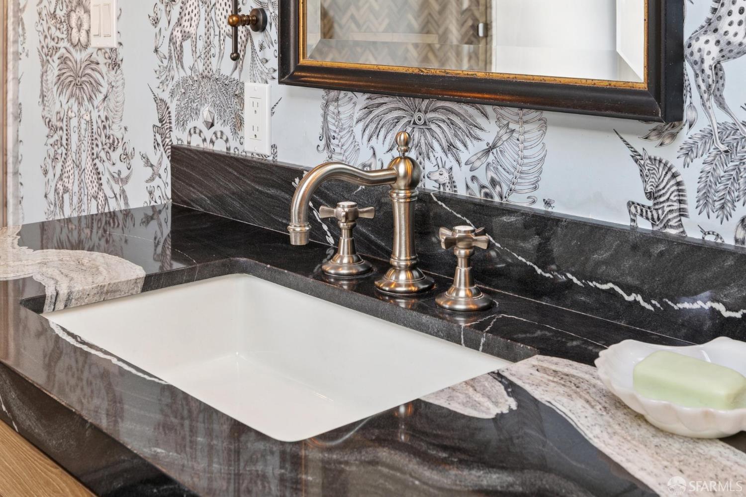 Detail Gallery Image 34 of 57 For 560 Lyon St, San Francisco,  CA 94117 - 4 Beds | 2/1 Baths