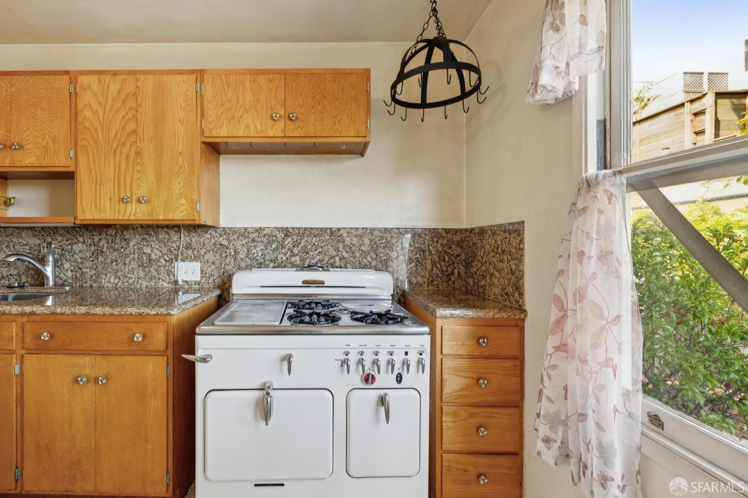 Detail Gallery Image 12 of 28 For 151 Putnam St, San Francisco,  CA 94110 - 2 Beds | 1 Baths
