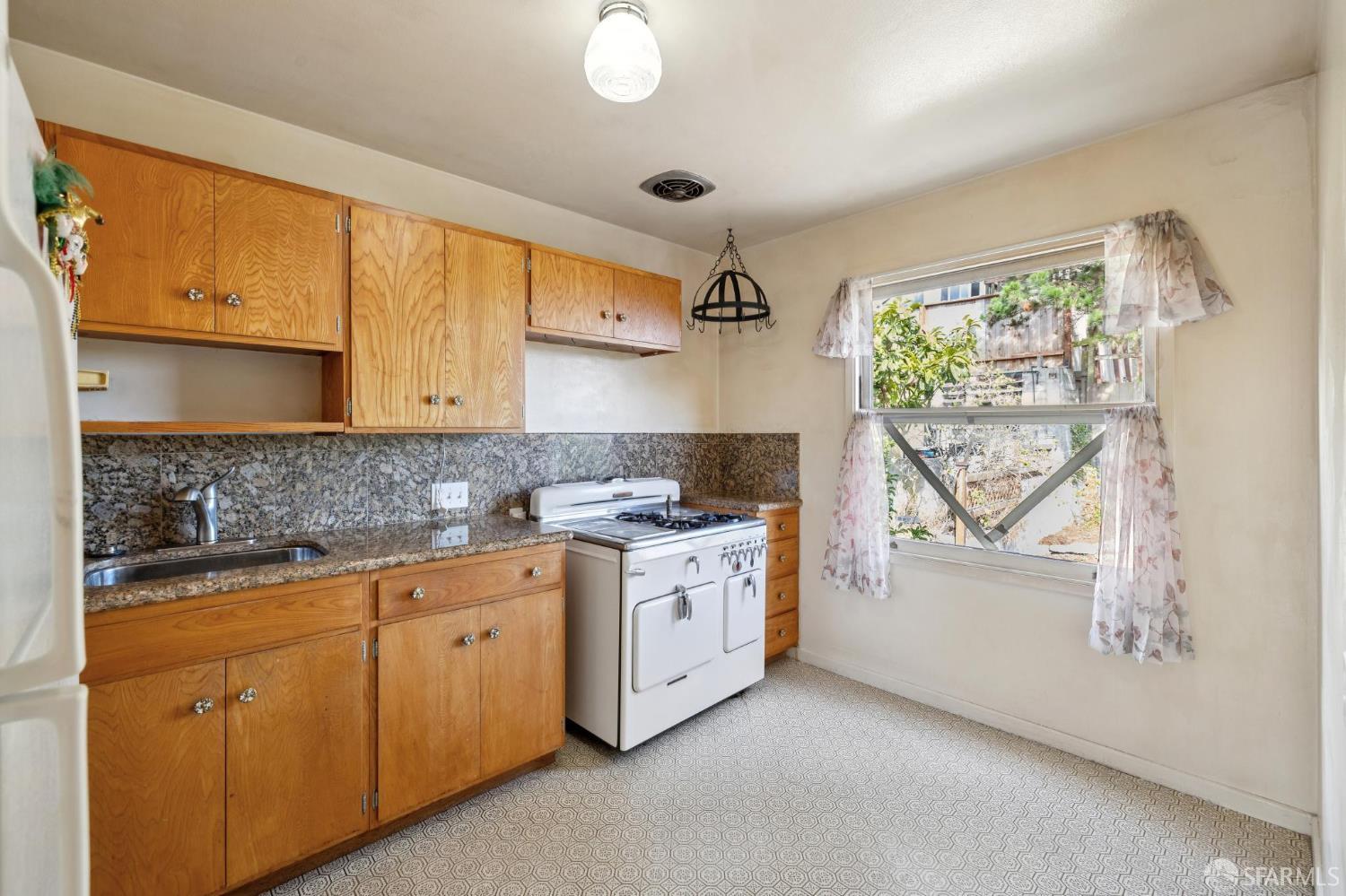 Detail Gallery Image 8 of 28 For 151 Putnam St, San Francisco,  CA 94110 - 2 Beds | 1 Baths