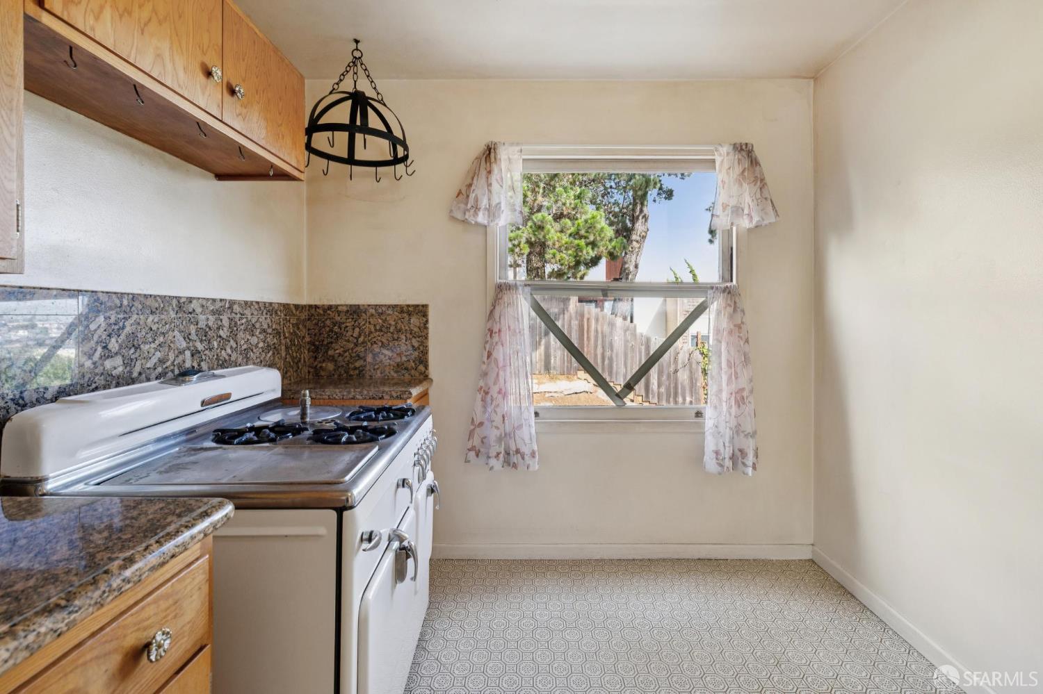 Detail Gallery Image 9 of 28 For 151 Putnam St, San Francisco,  CA 94110 - 2 Beds | 1 Baths