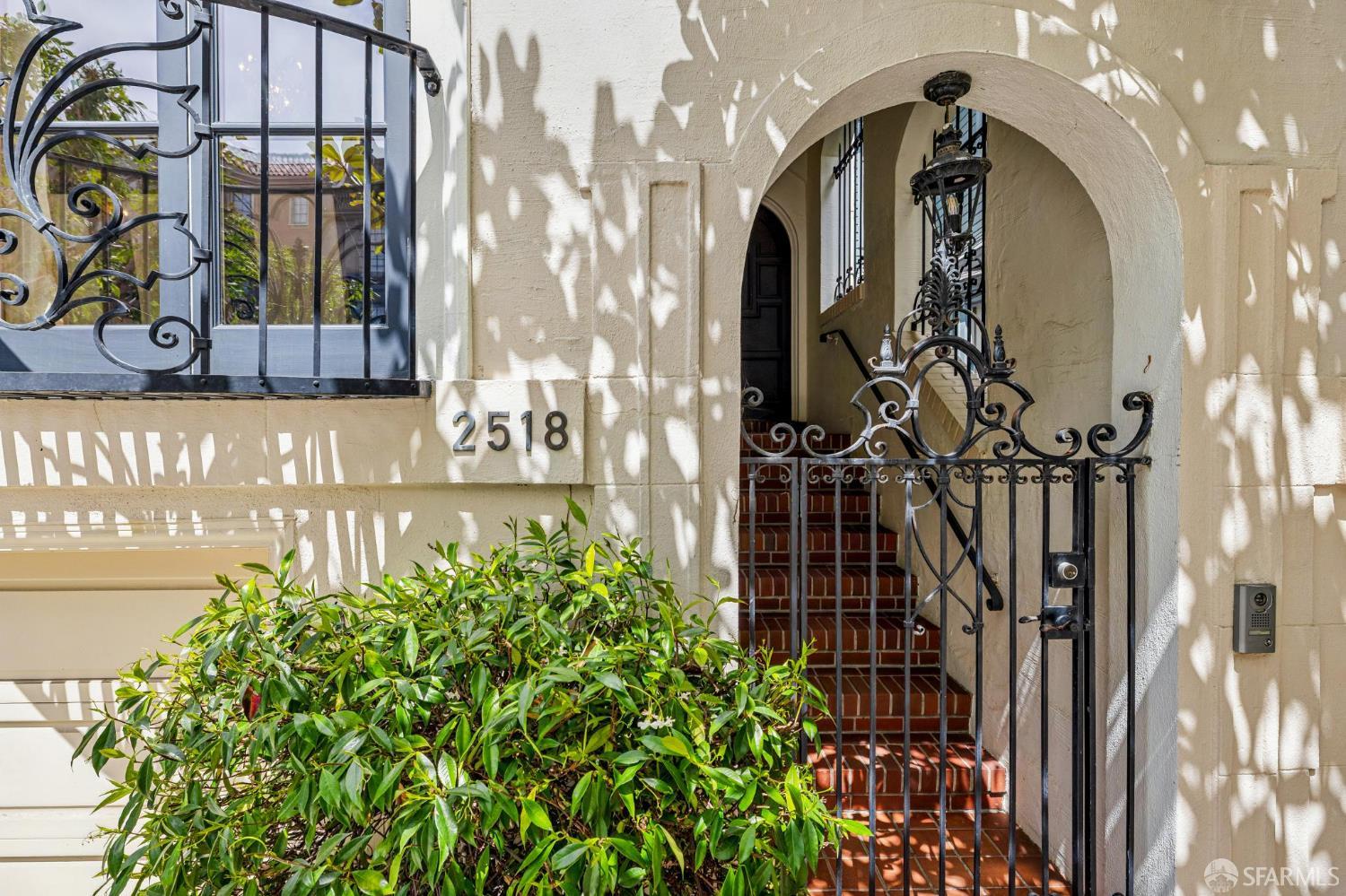 Detail Gallery Image 3 of 65 For 2518 Filbert St, San Francisco,  CA 94123 - 4 Beds | 3/1 Baths