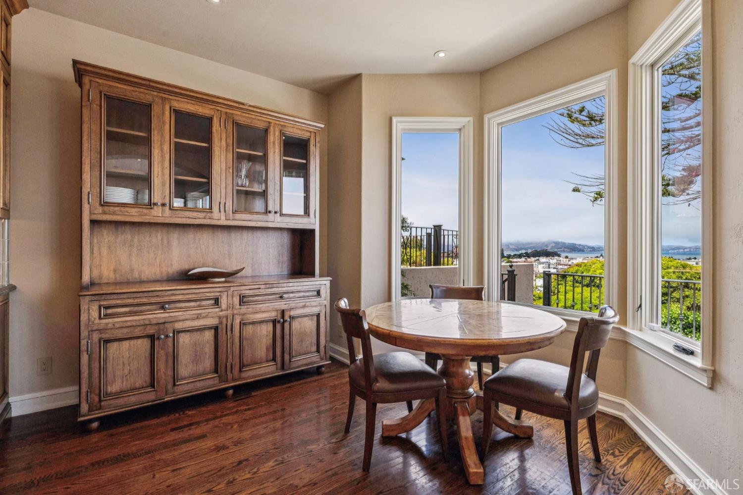 Detail Gallery Image 14 of 65 For 2518 Filbert St, San Francisco,  CA 94123 - 4 Beds | 3/1 Baths