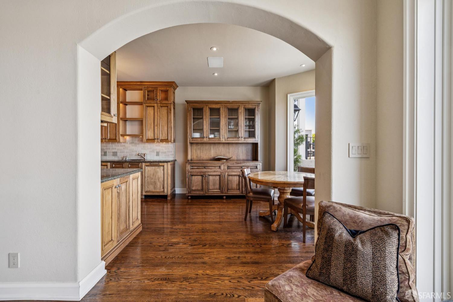 Detail Gallery Image 13 of 65 For 2518 Filbert St, San Francisco,  CA 94123 - 4 Beds | 3/1 Baths
