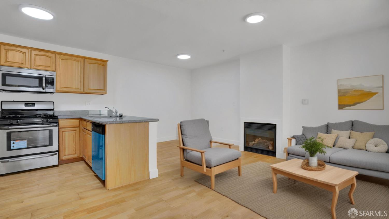 Photo #2: 425068816 Listing 