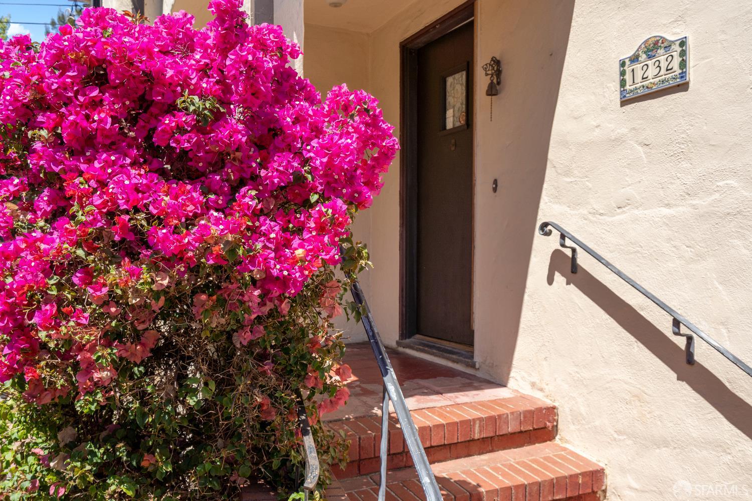 Detail Gallery Image 4 of 40 For 1232 Capuchino Ave, Burlingame,  CA 94010 - 2 Beds | 1/1 Baths