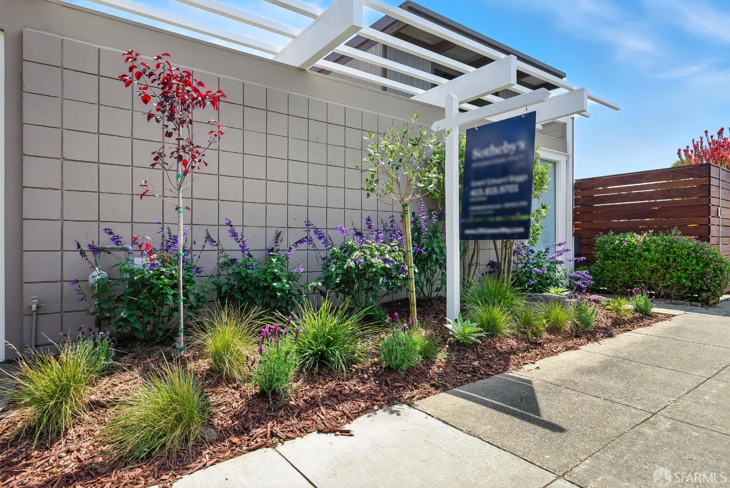 Detail Gallery Image 3 of 41 For 29 Cameo Way, San Francisco,  CA 94131 - 4 Beds | 2/1 Baths