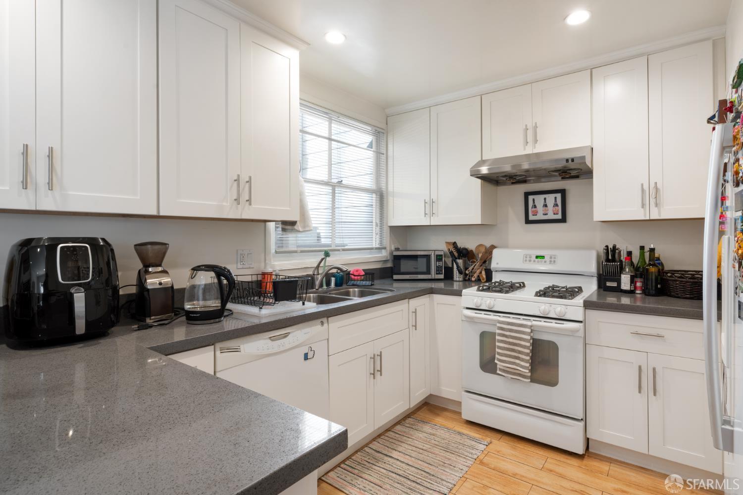 Detail Gallery Image 9 of 26 For 1387 18th Ave, San Francisco,  CA 94122 - – Beds | – Baths