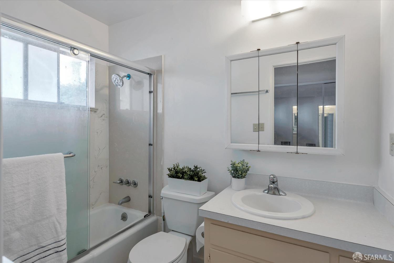 Detail Gallery Image 16 of 24 For 2201 Virginia St #3,  Berkeley,  CA 94709 - 1 Beds | 1 Baths