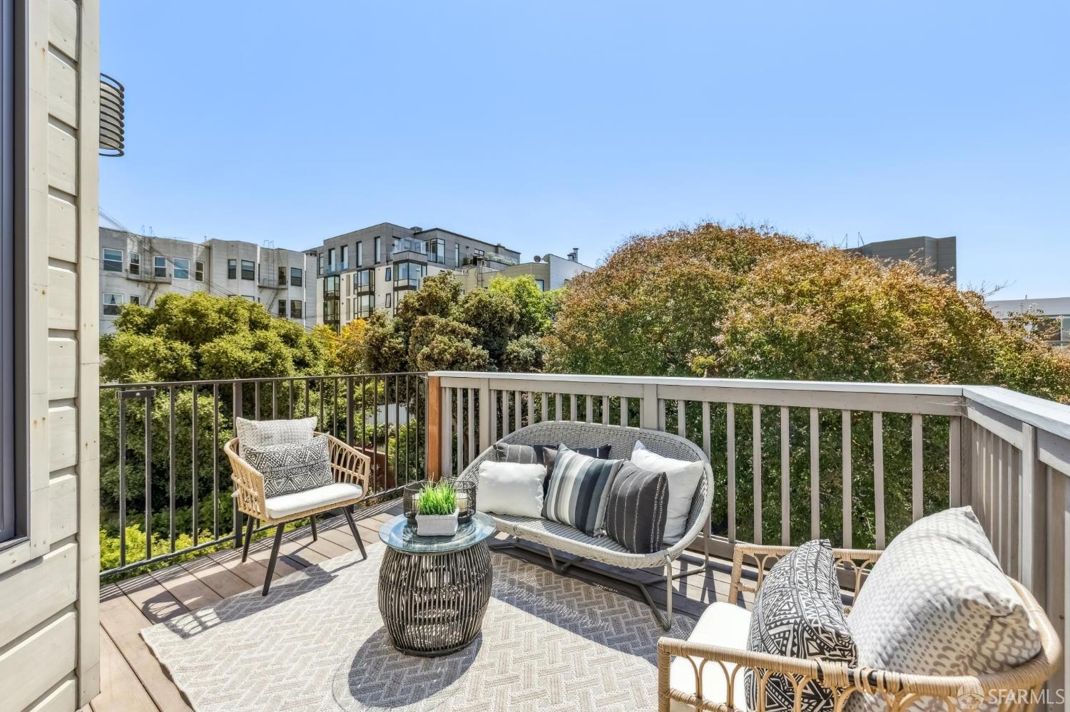 Detail Gallery Image 10 of 34 For 1653 Washington St, San Francisco,  CA 94109 - 3 Beds | 2 Baths