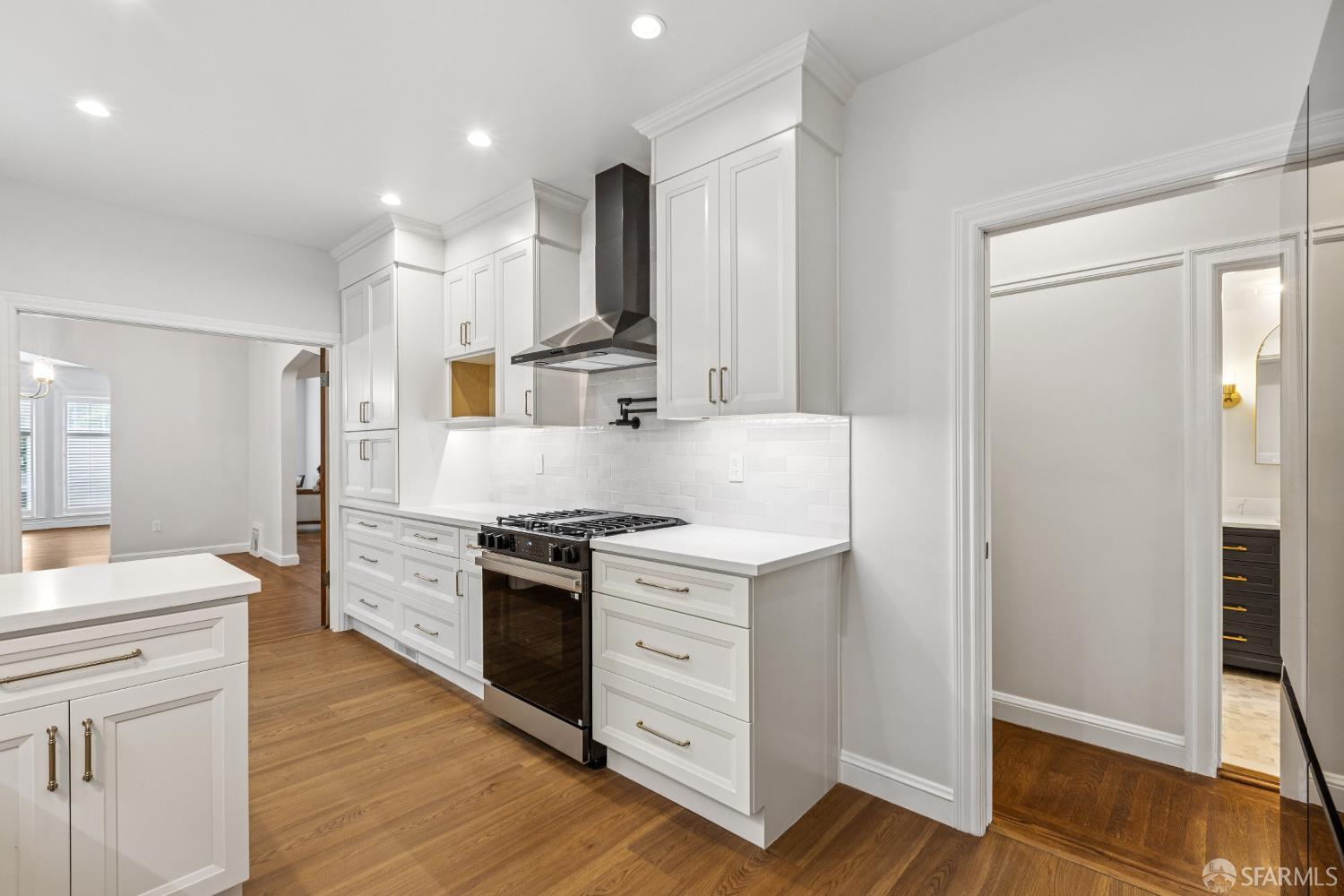 Detail Gallery Image 8 of 32 For 3342 Broderick St, San Francisco,  CA 94123 - 3 Beds | 2/1 Baths