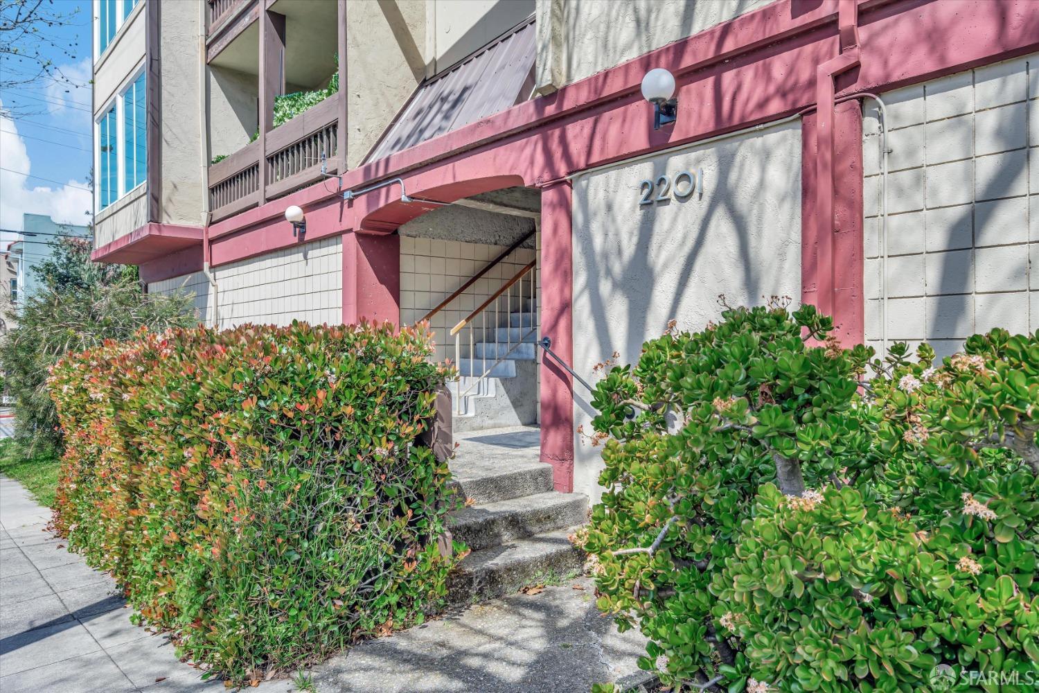 Detail Gallery Image 2 of 24 For 2201 Virginia St #3,  Berkeley,  CA 94709 - 1 Beds | 1 Baths