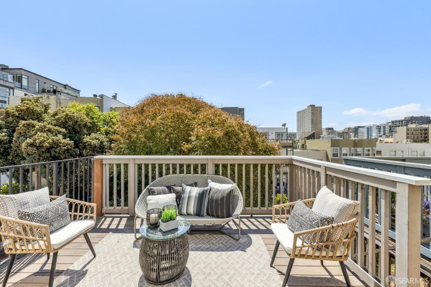 Detail Gallery Image 11 of 34 For 1653 Washington St, San Francisco,  CA 94109 - 3 Beds | 2 Baths