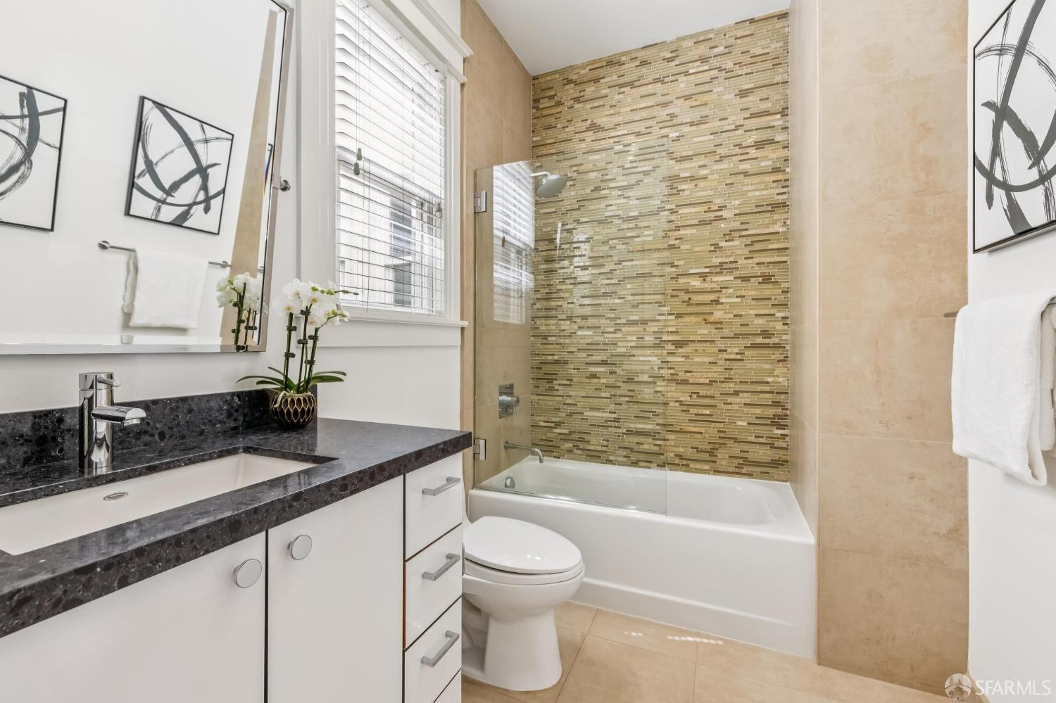 Detail Gallery Image 17 of 34 For 1653 Washington St, San Francisco,  CA 94109 - 3 Beds | 2 Baths