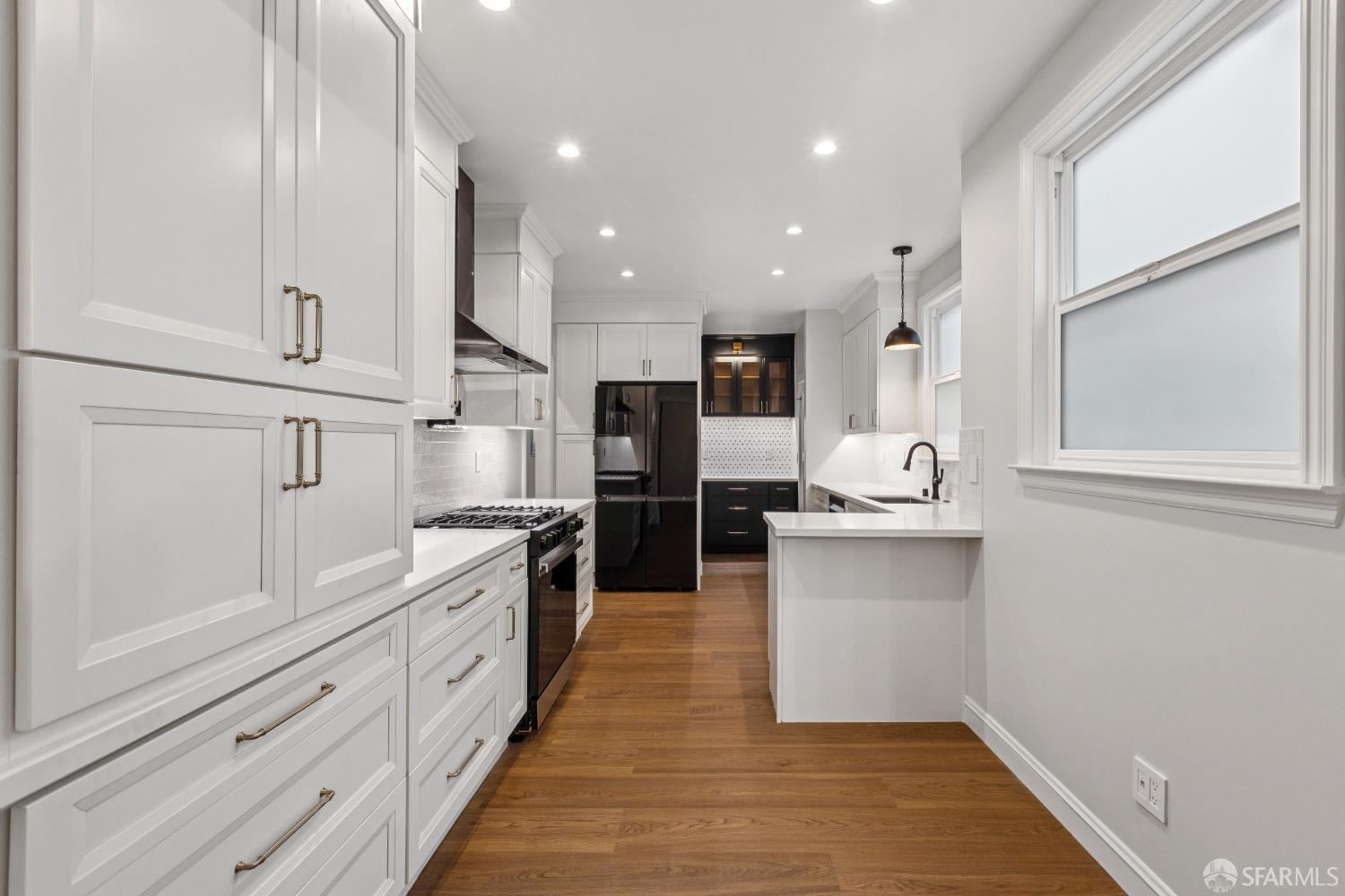 Detail Gallery Image 9 of 32 For 3342 Broderick St, San Francisco,  CA 94123 - 3 Beds | 2/1 Baths