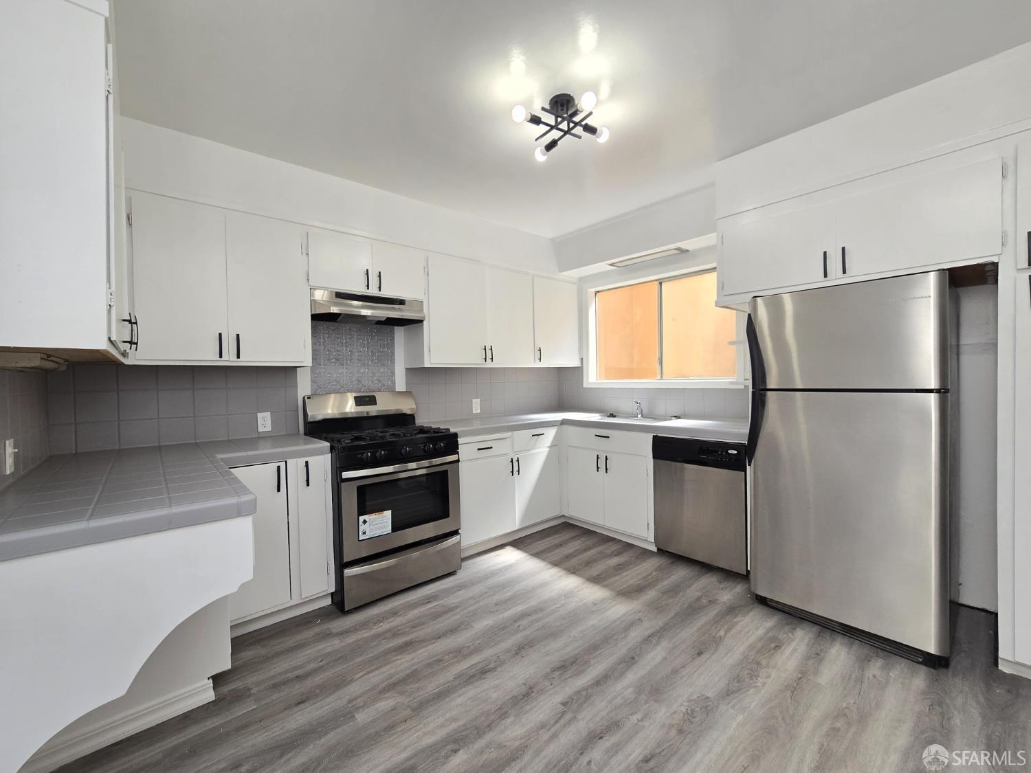 Detail Gallery Image 2 of 11 For 135 Maddux Ave, San Francisco,  CA 94124 - 3 Beds | 1 Baths