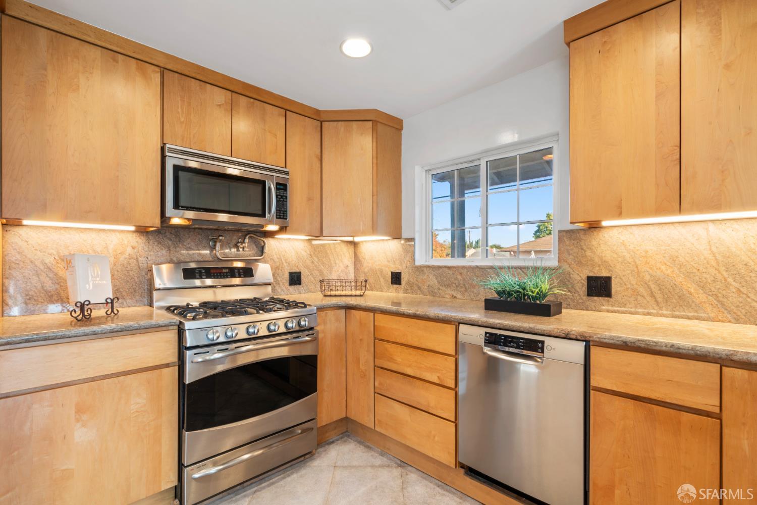 Detail Gallery Image 9 of 23 For 1704 Washington St, San Mateo,  CA 94403 - 3 Beds | 1 Baths