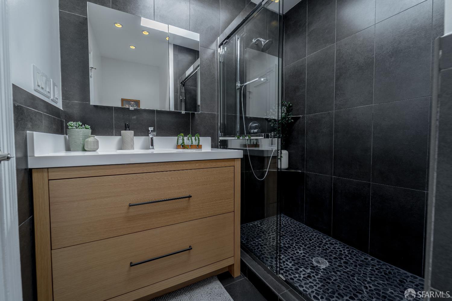 Detail Gallery Image 20 of 51 For 819 Brussels St, San Francisco,  CA 94134 - 6 Beds | 3 Baths