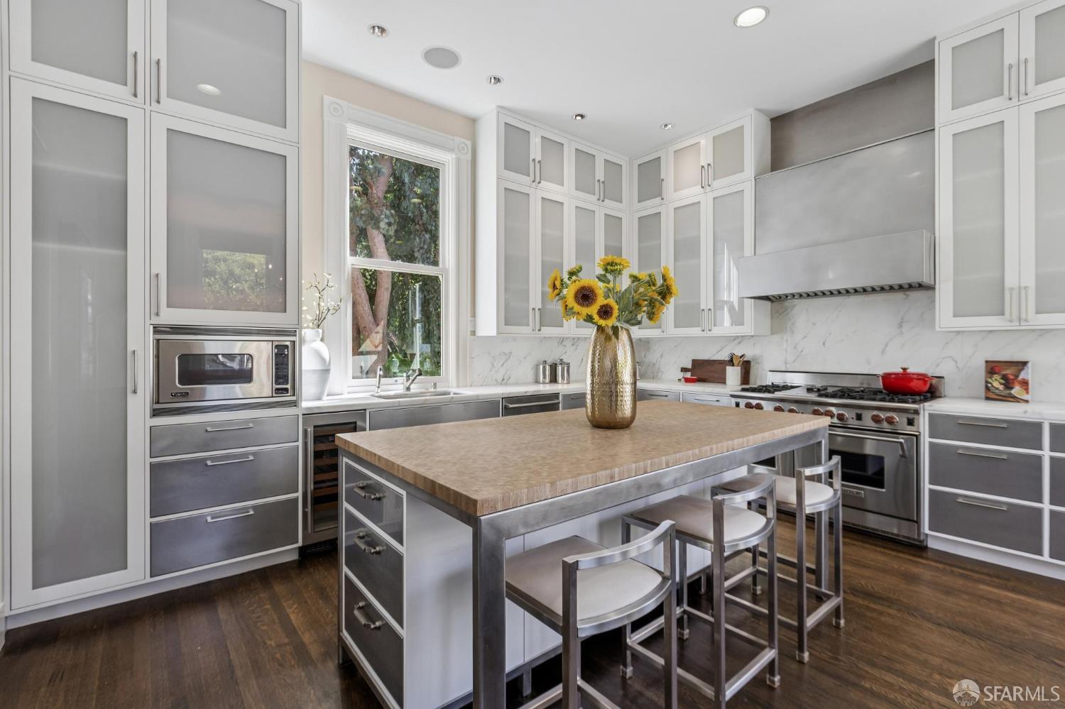 Detail Gallery Image 27 of 72 For 2221 Scott St, San Francisco,  CA 94115 - 5 Beds | 4/1 Baths