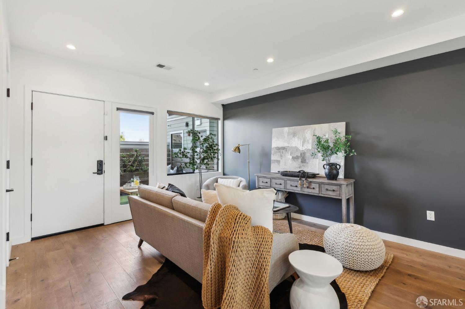 Photo #3: 425069865 Listing 