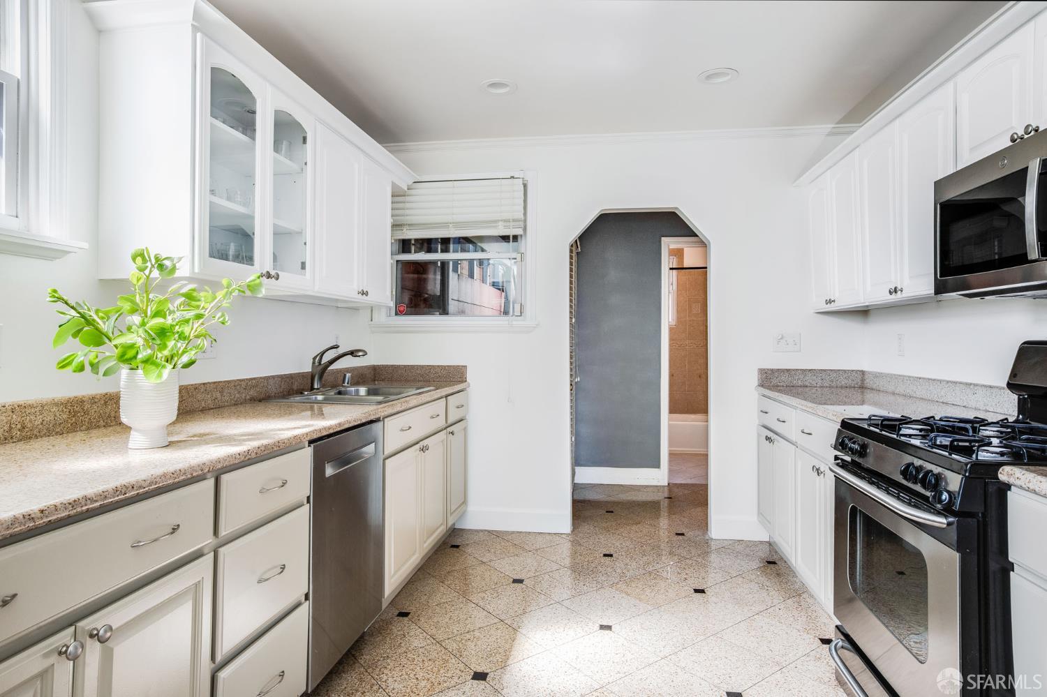 Detail Gallery Image 4 of 12 For 8 Fountain St, San Francisco,  CA 94114 - 2 Beds | 1 Baths