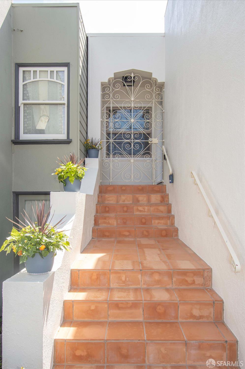 Detail Gallery Image 3 of 29 For 419 Capistrano Ave, San Francisco,  CA 94112 - 2 Beds | 1 Baths