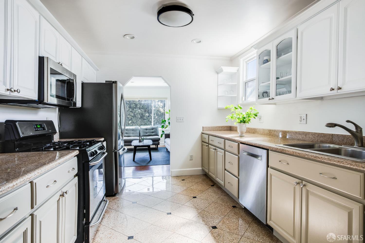 Detail Gallery Image 5 of 12 For 8 Fountain St, San Francisco,  CA 94114 - 2 Beds | 1 Baths