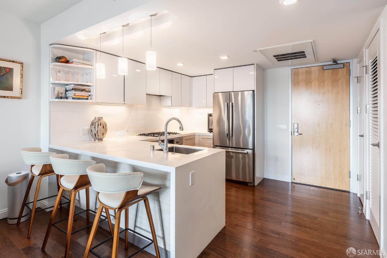 Photo #3: 425069870 Listing 
