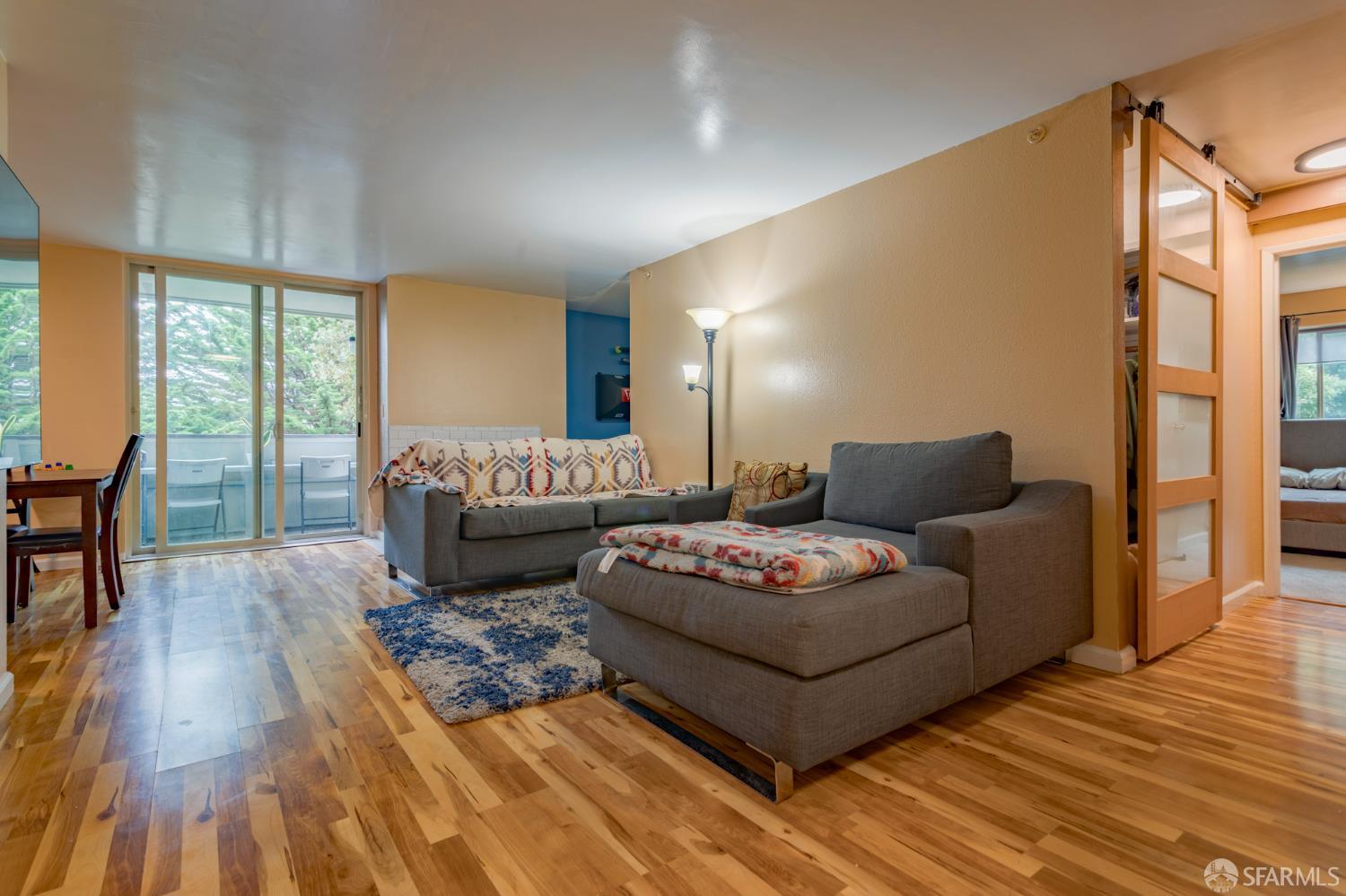 Photo #2: 425069878 Listing 