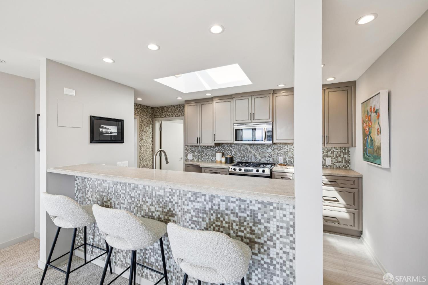 Detail Gallery Image 16 of 70 For 28 Flint St, San Francisco,  CA 94114 - – Beds | – Baths