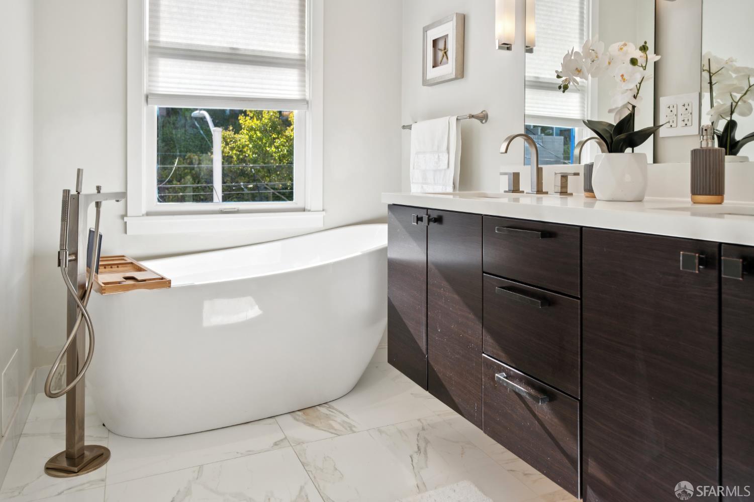 Detail Gallery Image 32 of 43 For 857 Castro St, San Francisco,  CA 94114 - 4 Beds | 3 Baths