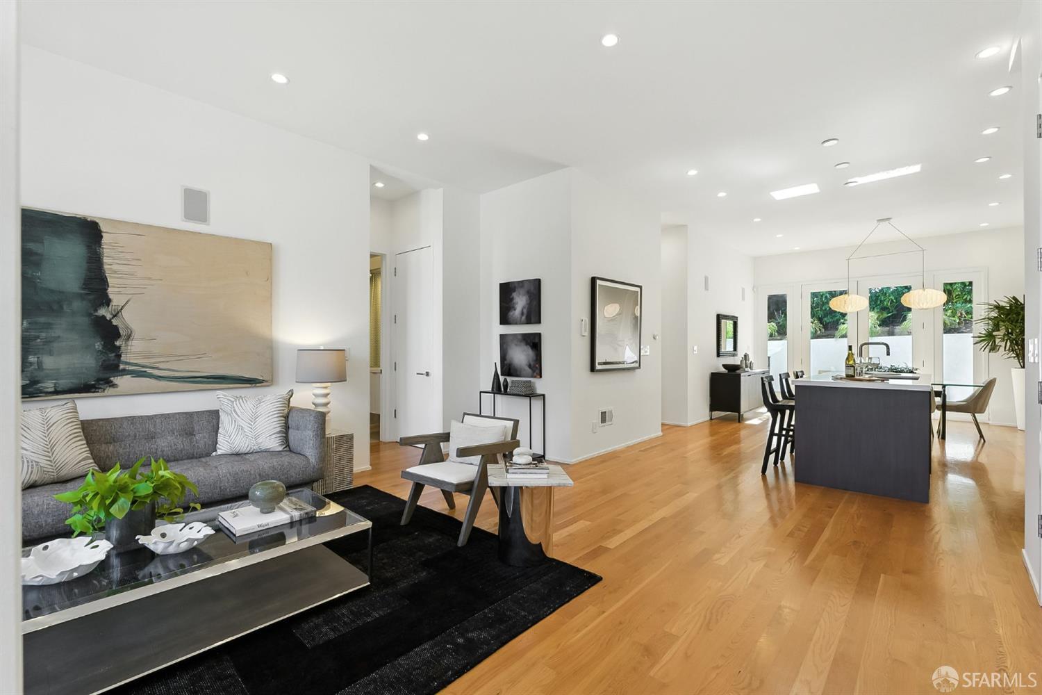 Photo #2: 425070338 Listing 