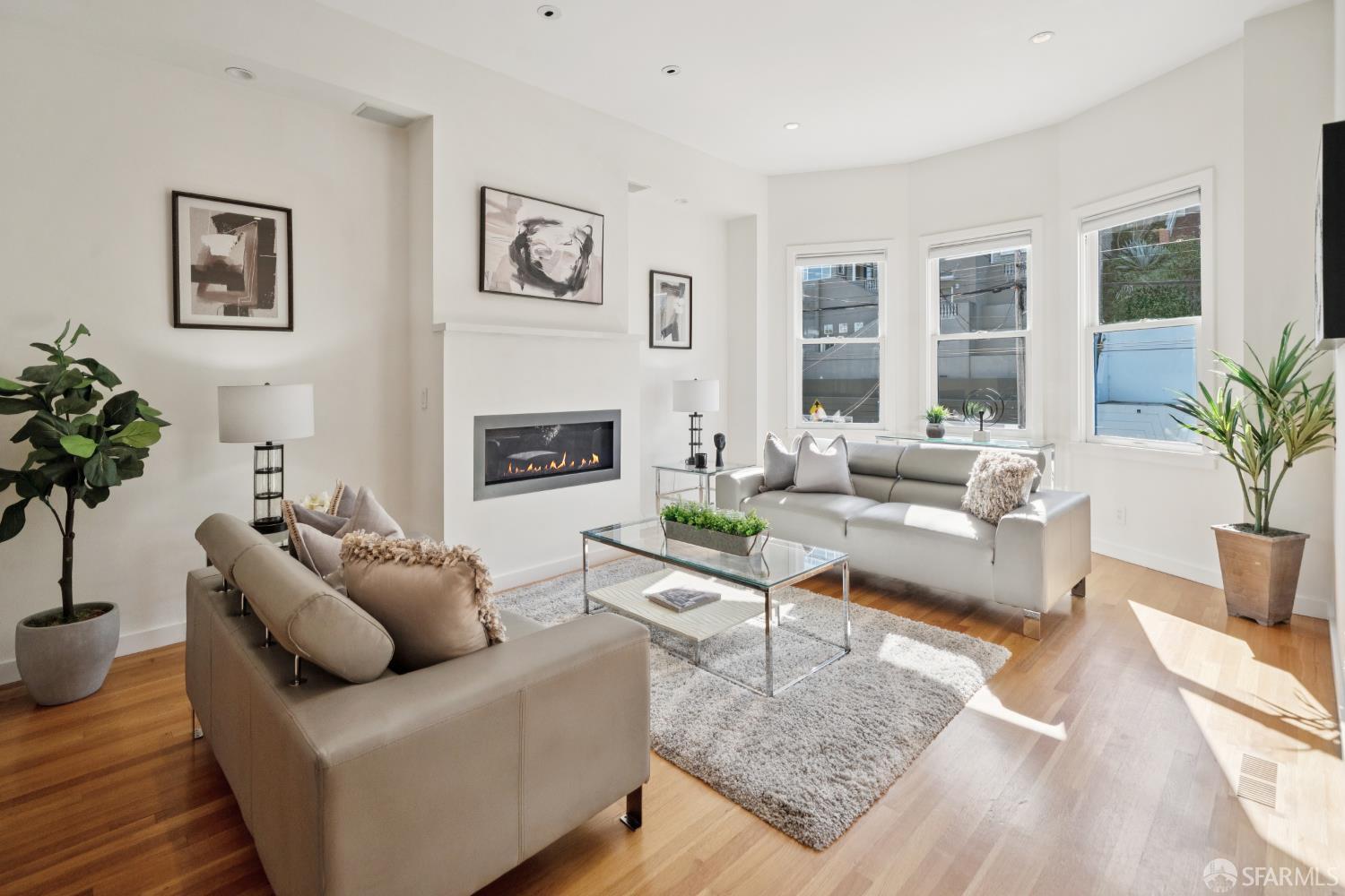 Detail Gallery Image 4 of 43 For 857 Castro St, San Francisco,  CA 94114 - 4 Beds | 3 Baths