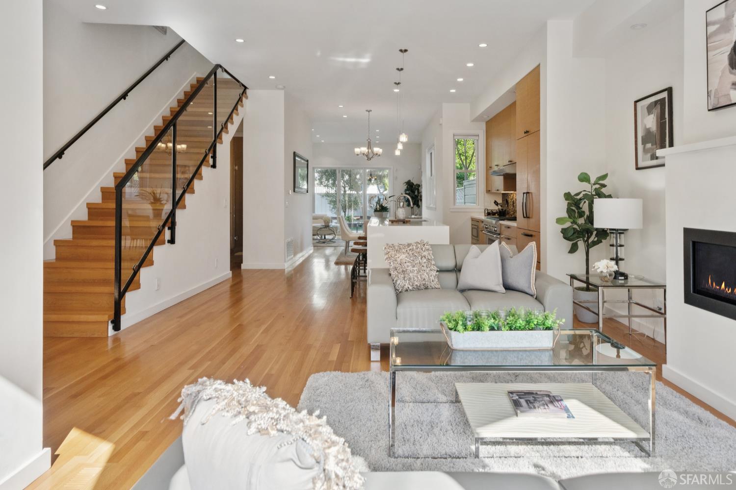 Detail Gallery Image 2 of 43 For 857 Castro St, San Francisco,  CA 94114 - 4 Beds | 3 Baths