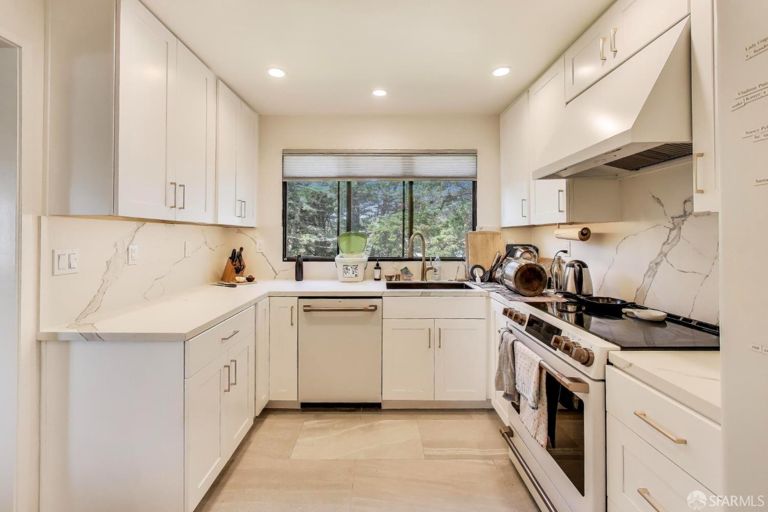 Detail Gallery Image 11 of 32 For 208 N Lake Merced Hls 3a,  San Francisco,  CA 94132 - 3 Beds | 2 Baths