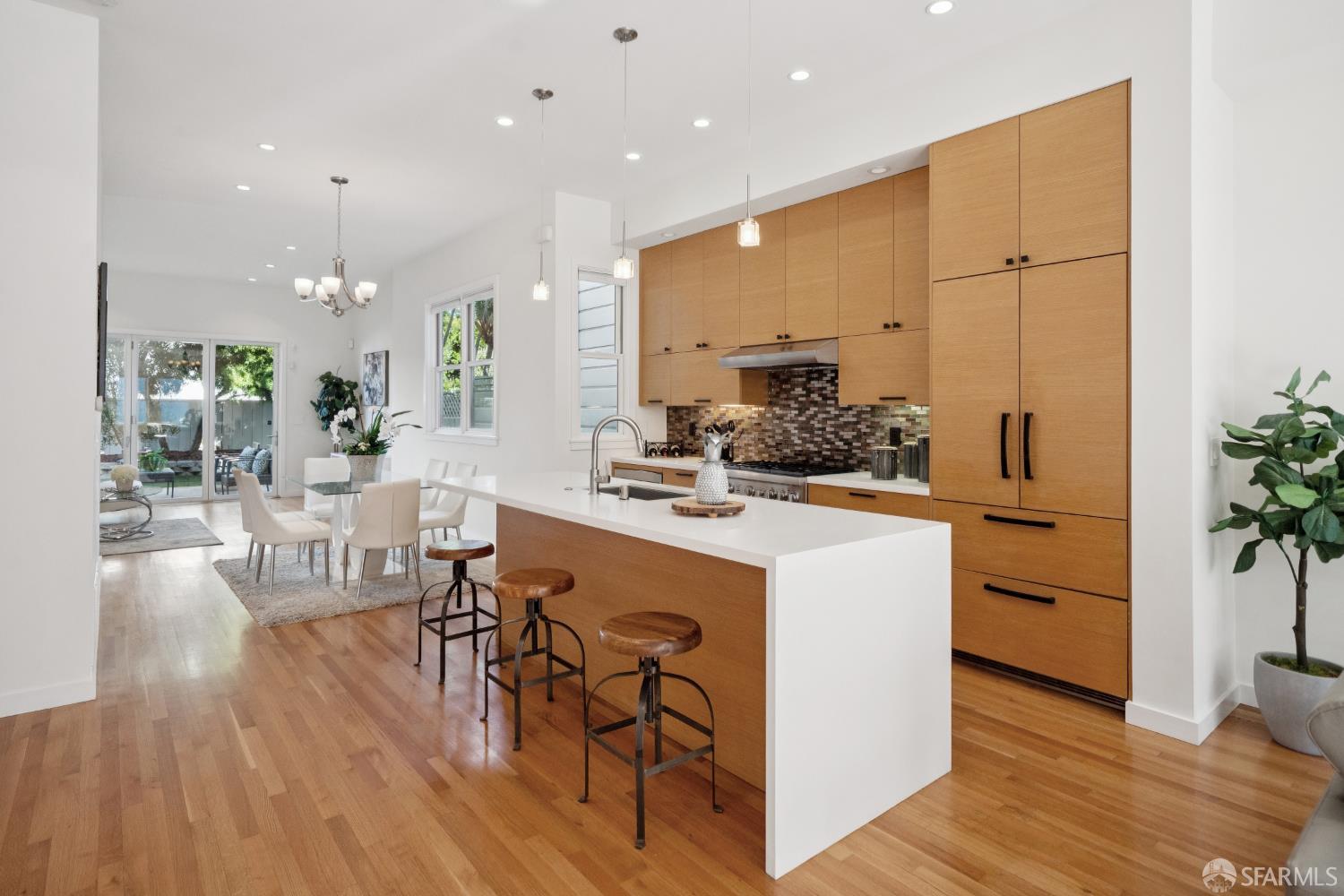 Detail Gallery Image 6 of 43 For 857 Castro St, San Francisco,  CA 94114 - 4 Beds | 3 Baths