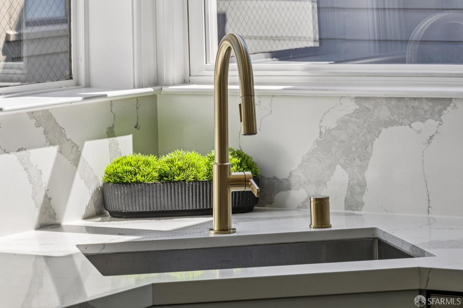 Detail Gallery Image 7 of 29 For 223 Waller St, San Francisco,  CA 94102 - 3 Beds | 1 Baths