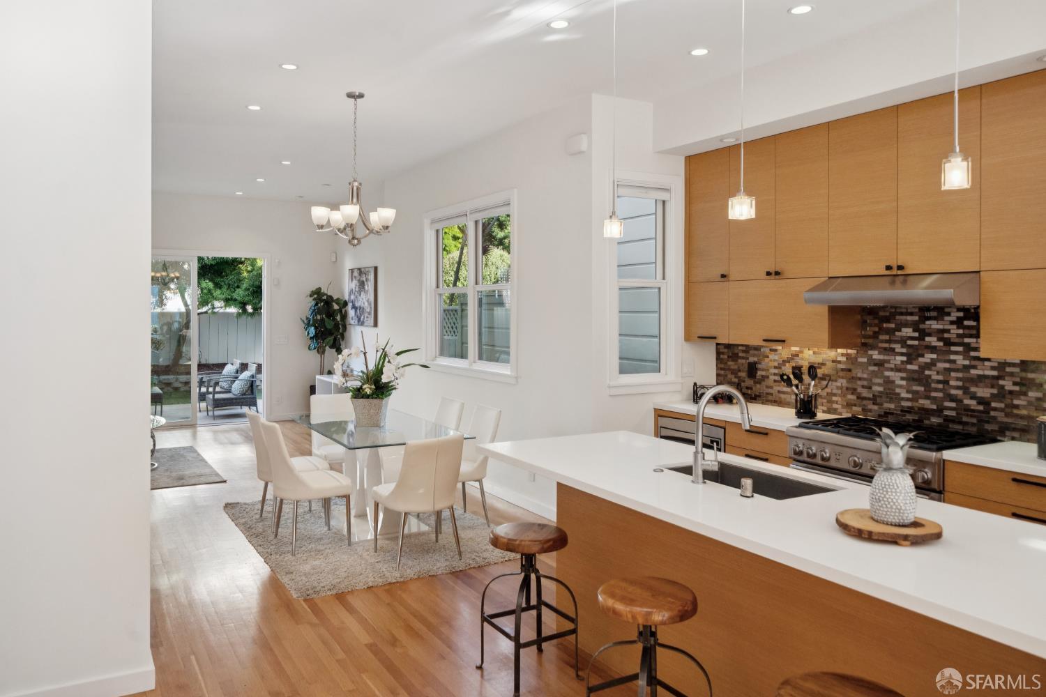Detail Gallery Image 10 of 43 For 857 Castro St, San Francisco,  CA 94114 - 4 Beds | 3 Baths