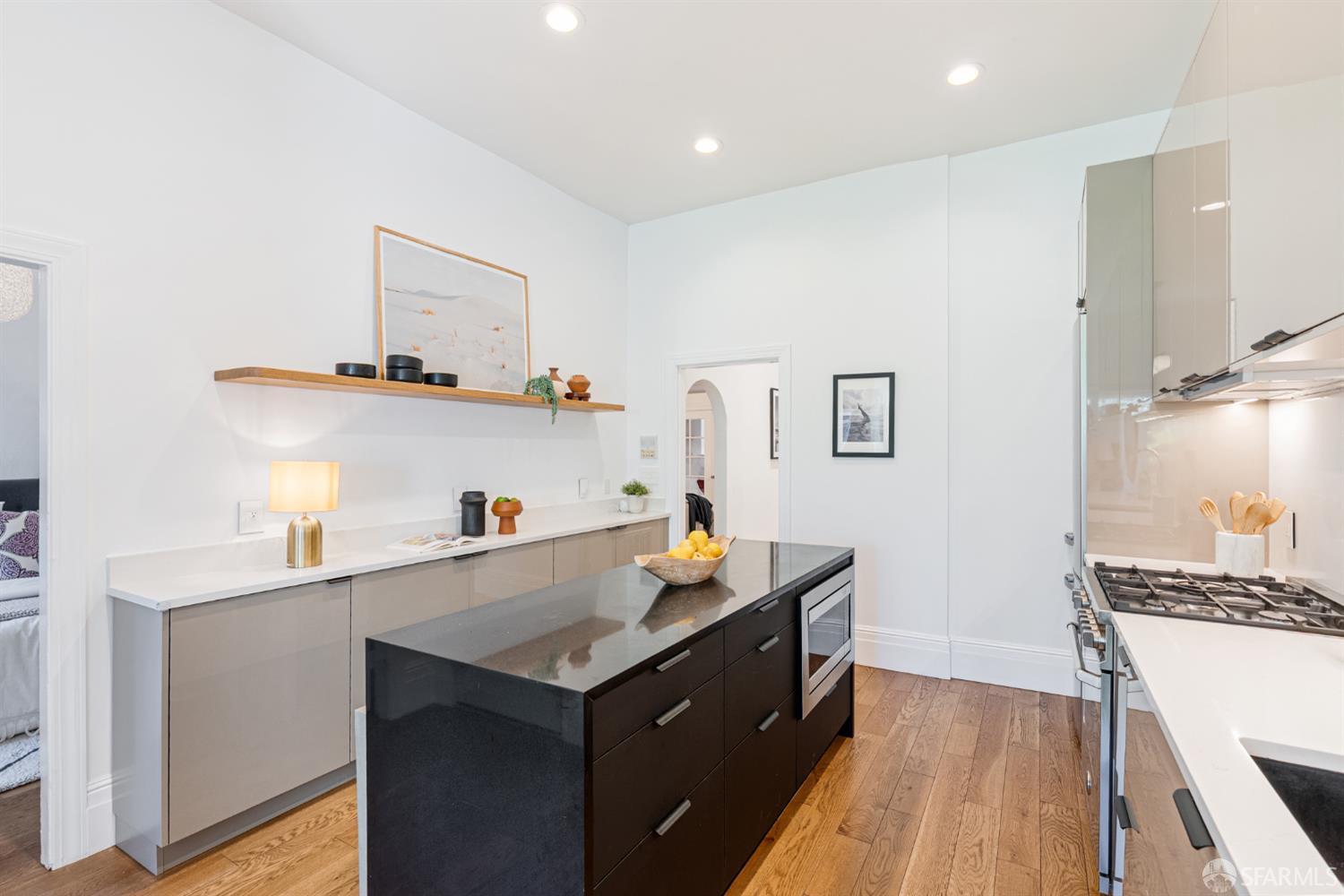 Detail Gallery Image 3 of 27 For 223 Sanchez St, San Francisco,  CA 94114 - 2 Beds | 2 Baths