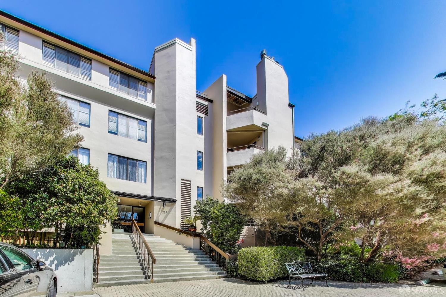 Detail Gallery Image 2 of 32 For 208 N Lake Merced Hls 3a,  San Francisco,  CA 94132 - 3 Beds | 2 Baths