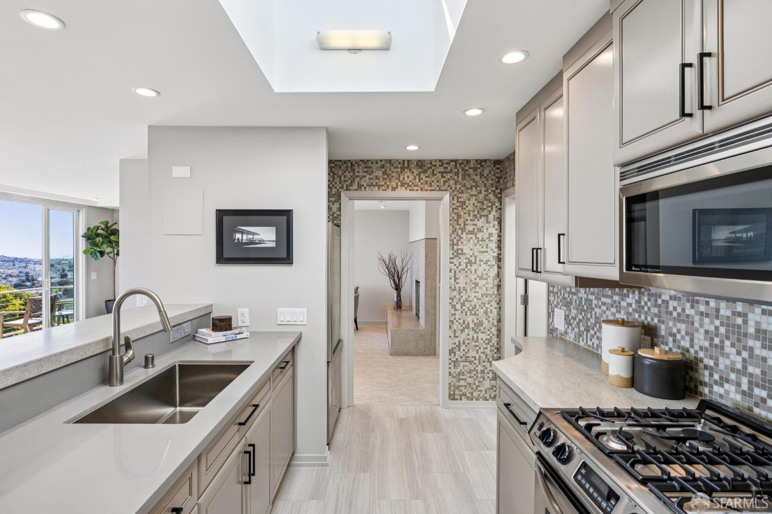 Detail Gallery Image 17 of 70 For 28 Flint St, San Francisco,  CA 94114 - – Beds | – Baths