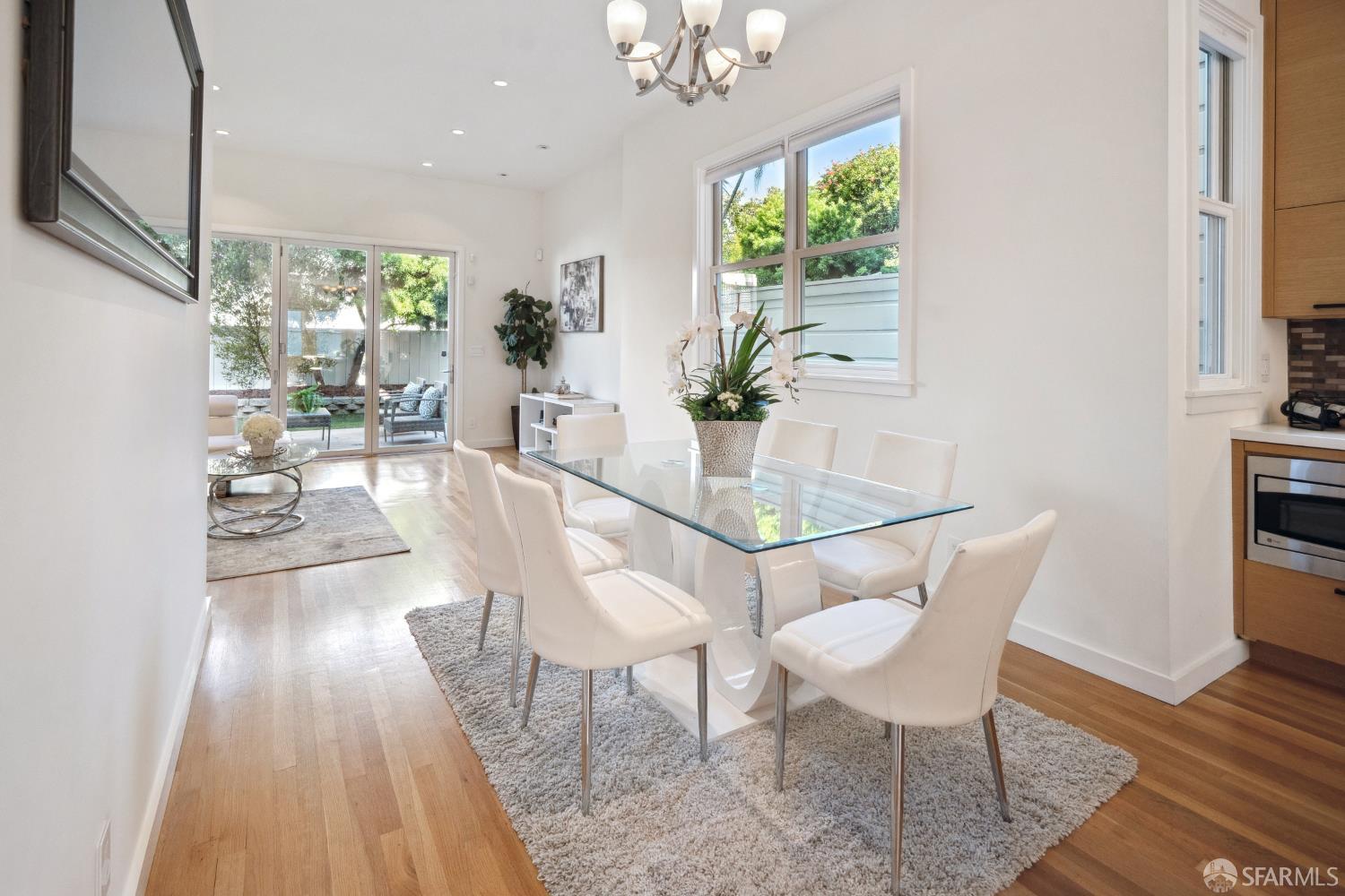 Detail Gallery Image 11 of 43 For 857 Castro St, San Francisco,  CA 94114 - 4 Beds | 3 Baths