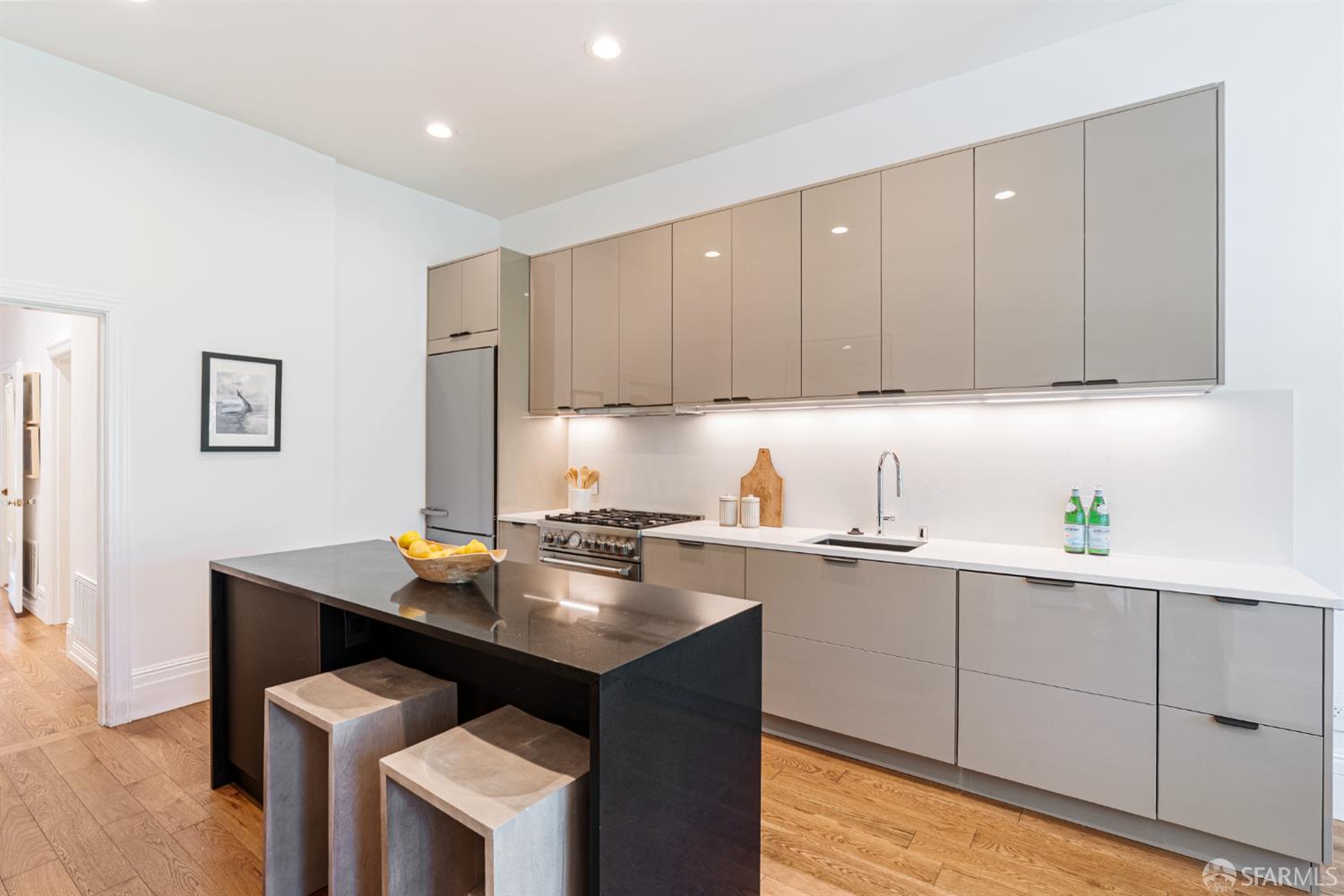 Detail Gallery Image 2 of 27 For 223 Sanchez St, San Francisco,  CA 94114 - 2 Beds | 2 Baths