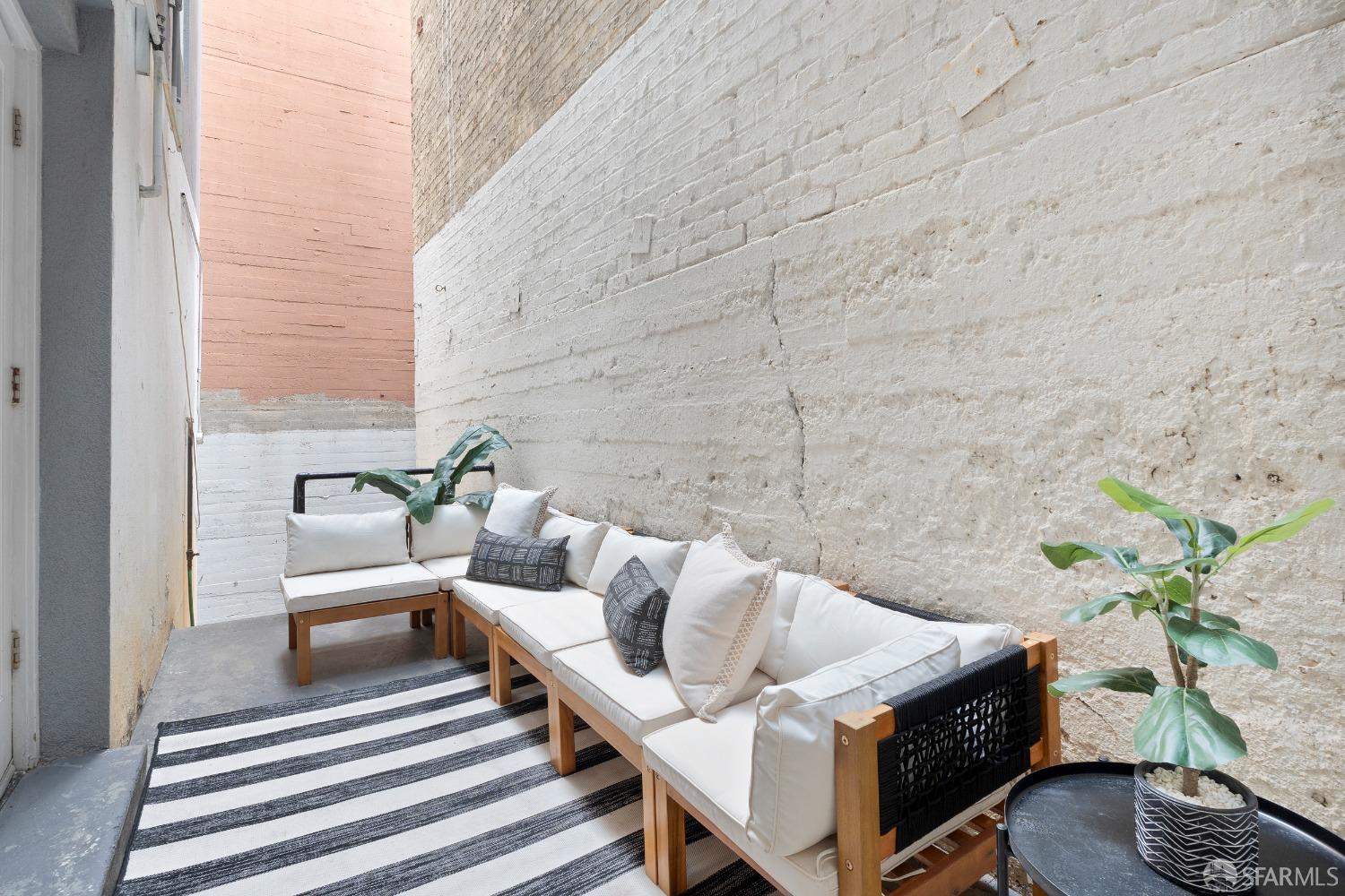 Detail Gallery Image 5 of 25 For 630 Leavenworth St #GRDN,  San Francisco,  CA 94109 - 1 Beds | 2 Baths
