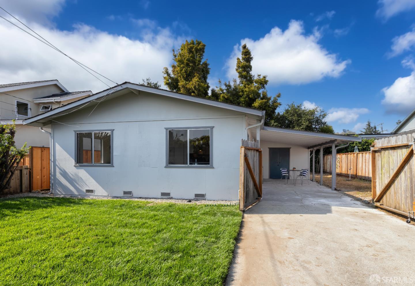 Detail Gallery Image 2 of 21 For 210 Center Ave a,  Aptos,  CA 95003 - 2 Beds | 1 Baths