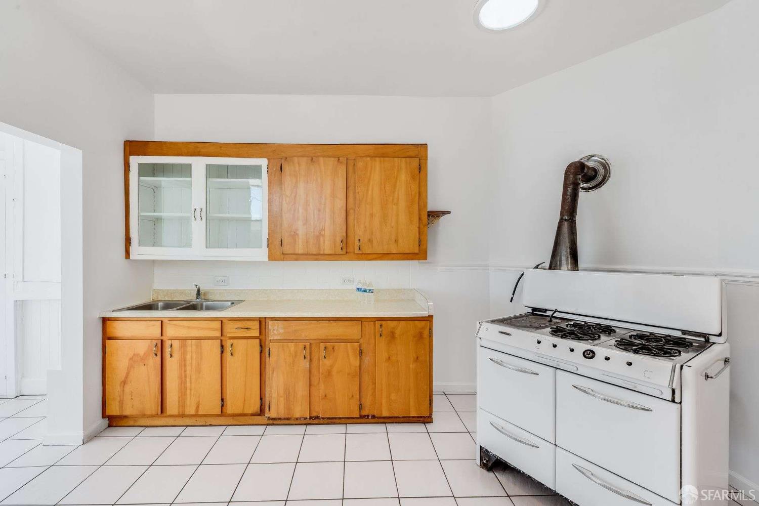 Detail Gallery Image 9 of 33 For 343 Raymond Ave, San Francisco,  CA 94134 - 4 Beds | 1 Baths