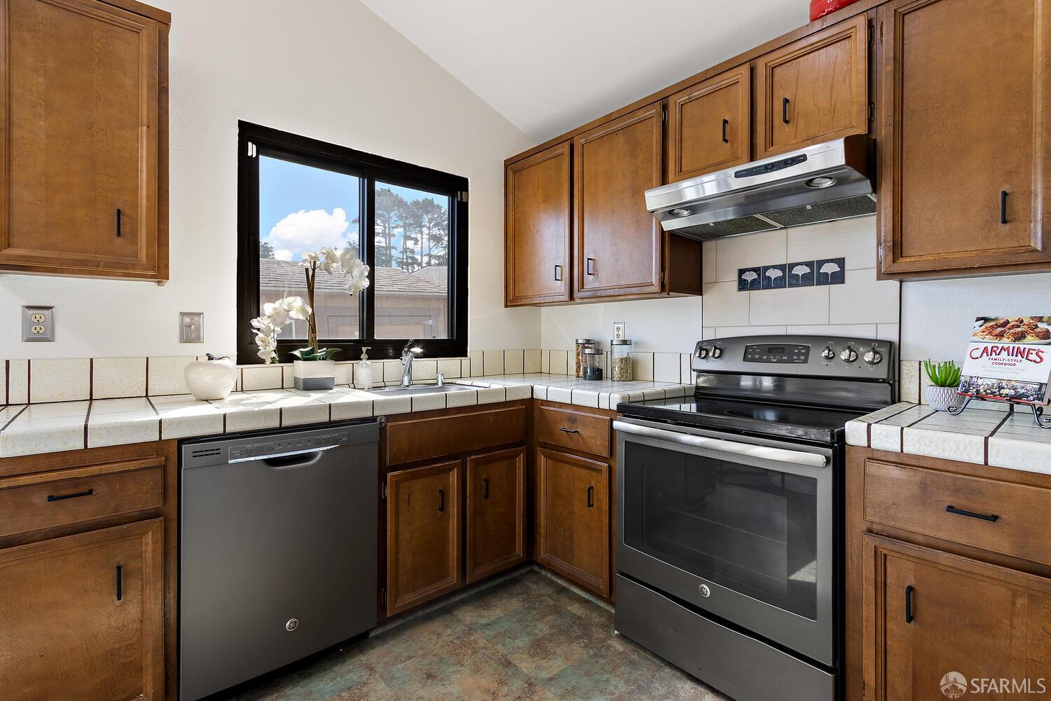 Detail Gallery Image 13 of 45 For 3 John Papan Ct, Daly City,  CA 94015 - 3 Beds | 2/1 Baths