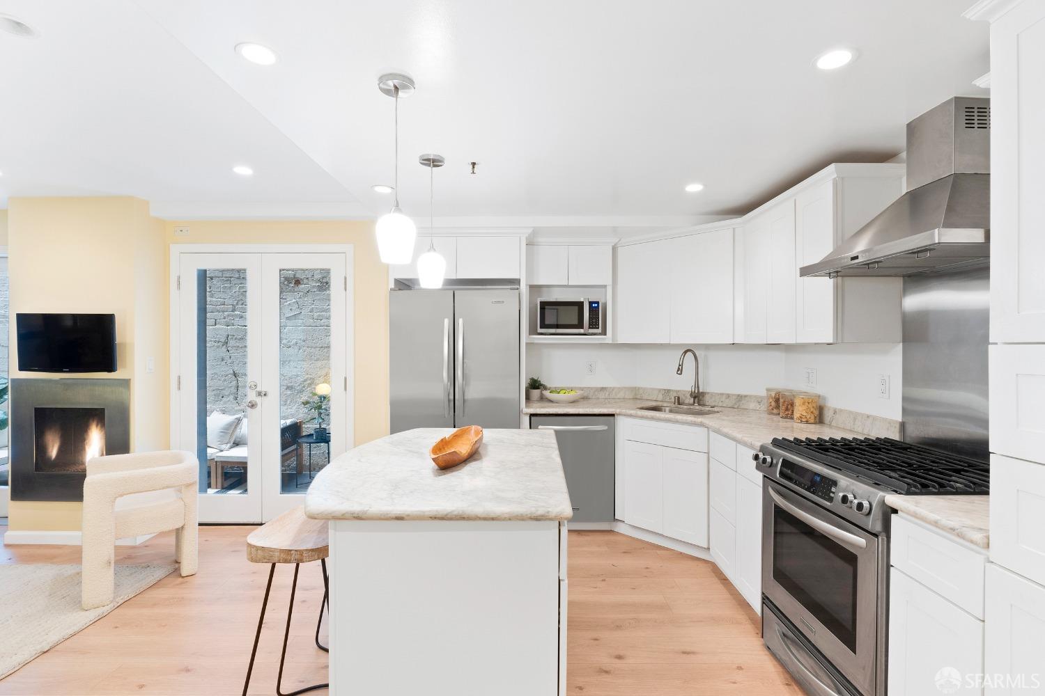 Detail Gallery Image 6 of 25 For 630 Leavenworth St #GRDN,  San Francisco,  CA 94109 - 1 Beds | 2 Baths